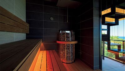 海を眺めるロウリュ付きサウナルームからダイレクトに階上のジャグジーへ。