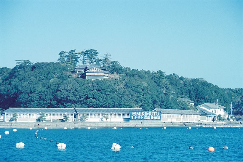 ミキモト真珠島では、かつて真珠養殖を支えた白い磯着姿の海女（あま）による、昔ながらの潜水作業の実演なども行われている。