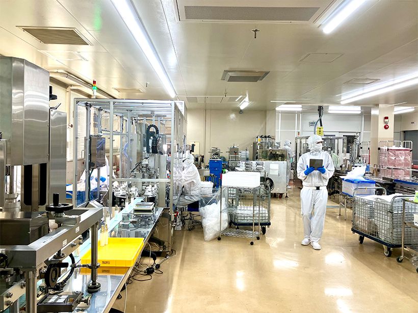 化粧品の製造ラインは手術室と同等クラスの清浄度。徹底した品質管理が安心の裏付けに。