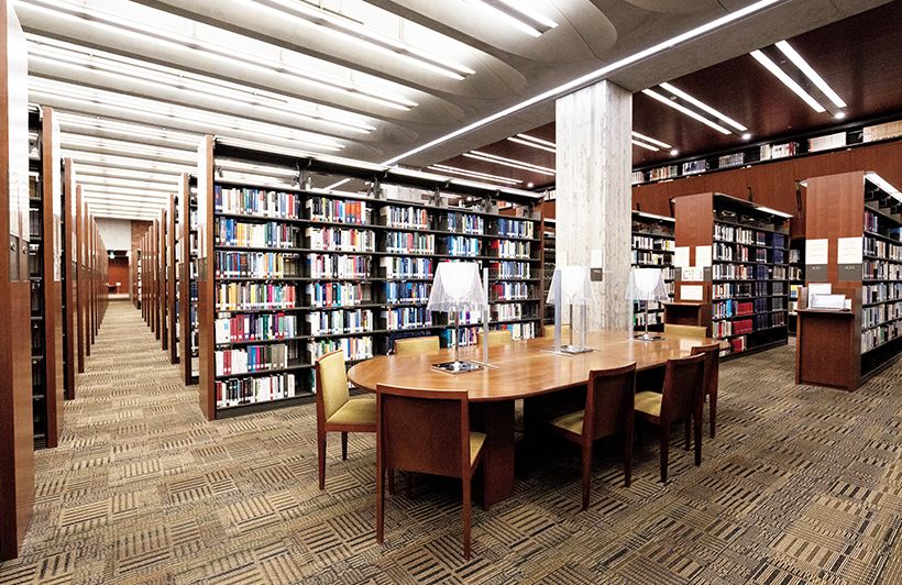 立教大学池袋図書館の読書スペース。延床面積約1万9000平方メートル、収蔵可能冊数約204万冊、閲覧席数1520席を有する国内最大級の大学図書館として2012年に竣工。校舎群の歴史的建造物と調和するように造られ、木目を基調とした重厚な内装と機能性でグッドデザイン賞を受賞した。快適な図書館空間は、日々多くの学生たちで賑わう。