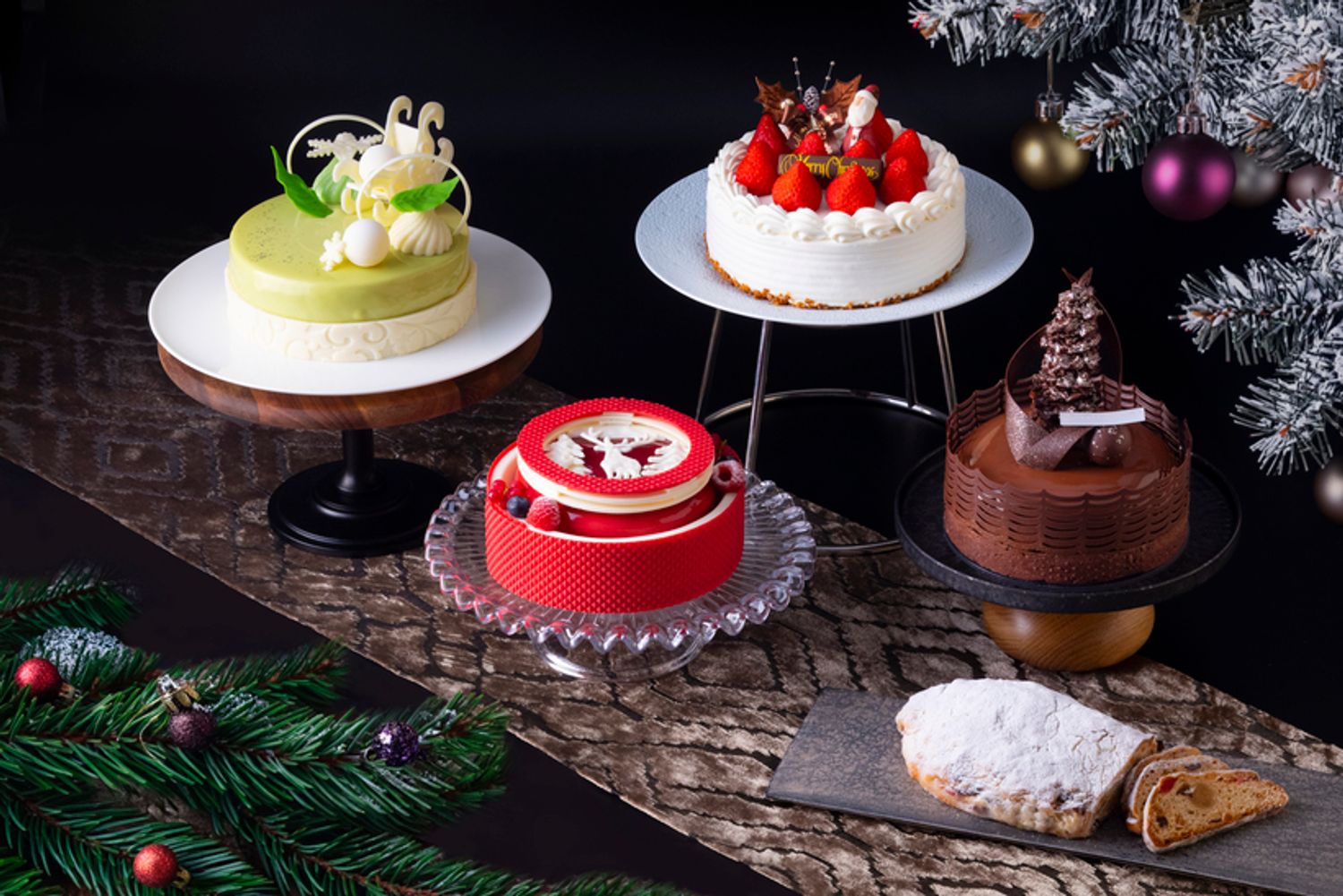「ハイアット リージェンシー 横浜」の2026年クリスマスケーキは4種類。手前左から時計回りに「ロゼ・フランボワーズ」、「プラリネ・ピスターシュ」、「嘉山農園の苺ショートケーキ」、「ショコラ・アブリコ・アマレット」。