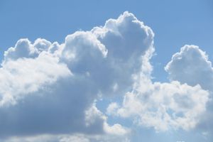ふわふわ浮かぶ雲は実は重い。大量の水を空に支える仕組み
