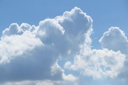 ふわふわ浮かぶ雲は実は重い。大量の水を空に支える仕組み