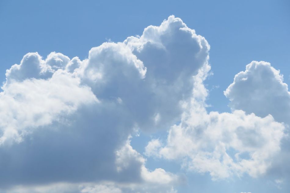ふわふわ浮かぶ雲は実は重い。大量の水を空に支える仕組み