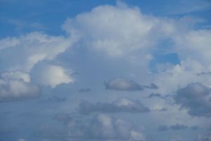 晴れた空なのに灰色の雲？ どんな雲が灰色に見えるのか