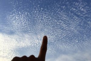 秋の空で出合ういわし雲とひつじ雲。指一本でできる見分け方
