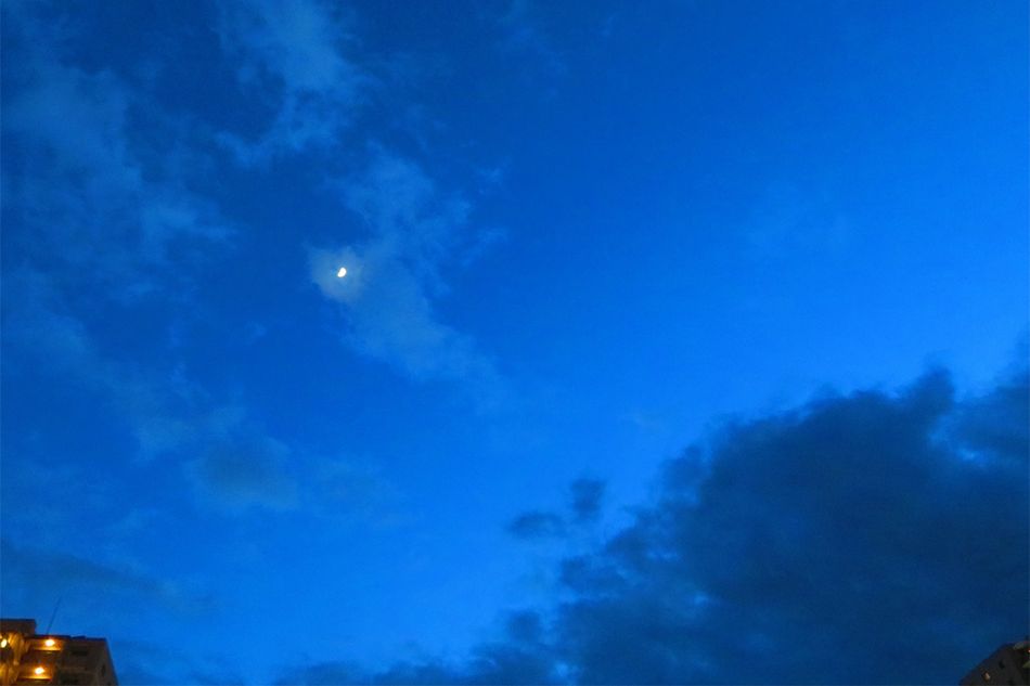空が群青色に染まる「ブルーモーメント」。その仕組みと観察できる時間とは