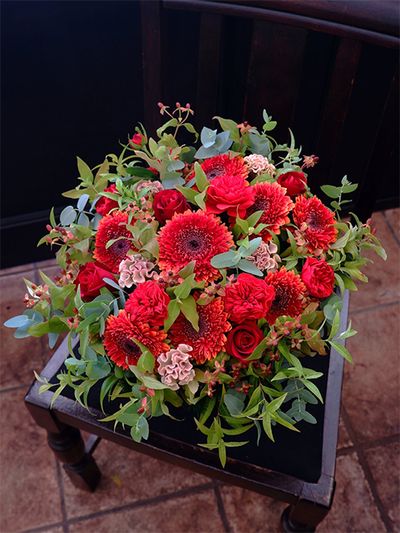 友人の誕生日を祝う贈り花に、‘リゾ’を使った秋色アレンジを制作しました。フルダブルでボリュームがある‘リゾ’は、主役として抜群の存在感。少し黒みを感じる花芯が大人っぽさを感じさせます。バラの‘レッドワインローズ’と‘サムライ08’、ケイトウ‘フェアリーローズ’を加え、そして秋を感じさせる原種系の紅葉ヒペリカムをたっぷり加えました。