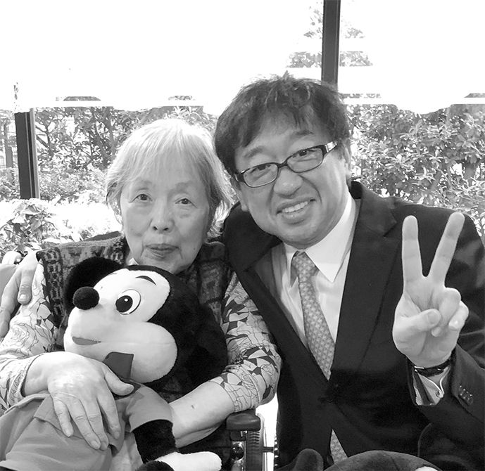 介護施設にて母と（2019年）。母は最期まで森田さんを認識し、面会を心から喜んだ。写真提供／森田 豊さん