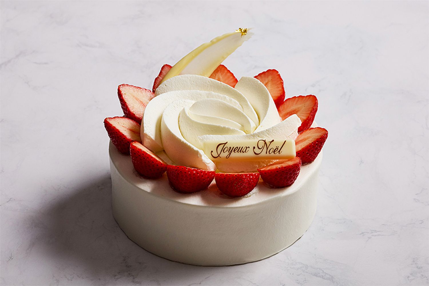 ホテル伝統のショートケーキ「イヴェール」直径16cm 6,500円 　「フルール」直径25cm 10,000円