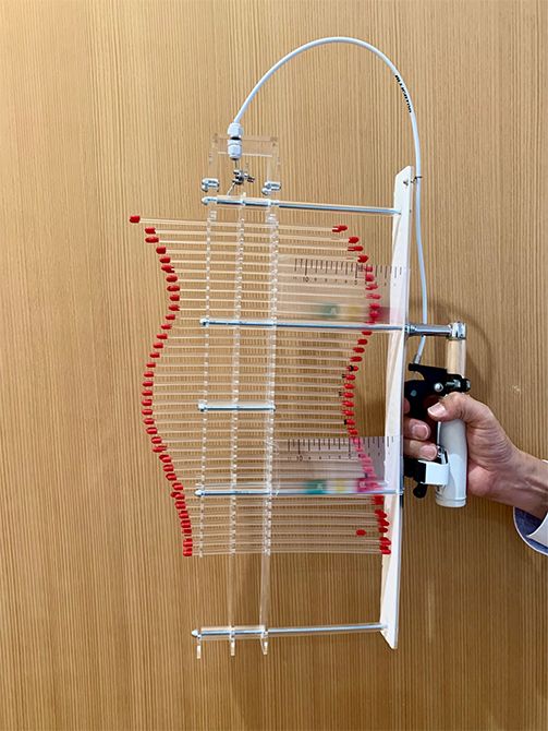専用の部屋で器具を持ち込んで頭から首、背中のラインを計測。