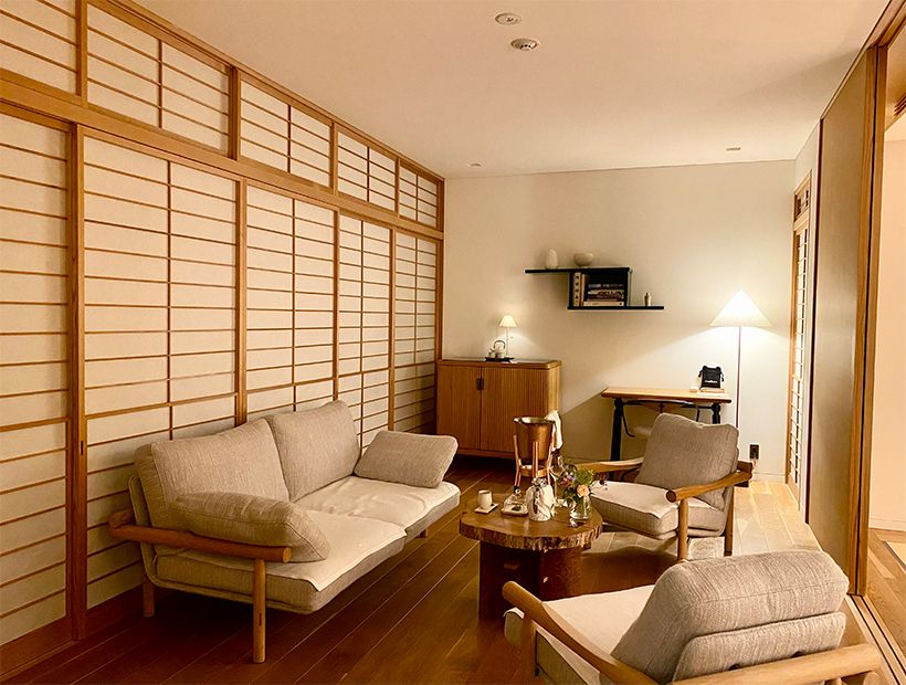 上から・京都の中心地とは思えない静寂に包まれる夜の客室内。印象的なベッドボードはイギリスの「ロングプレ・ウッドメーカー」の天然のシカモア材。