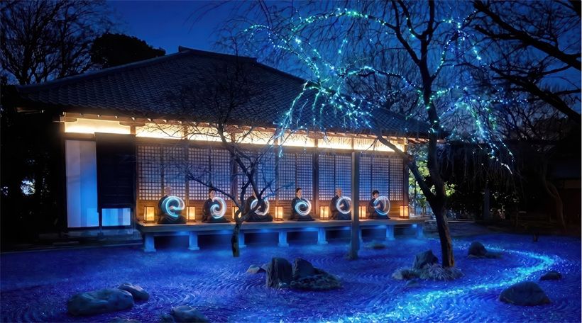 九条公爵邸から移築された茶室「九条館」の前には、暗闇の中に浮かび上がる天の川を表現した枯山水が登場します。