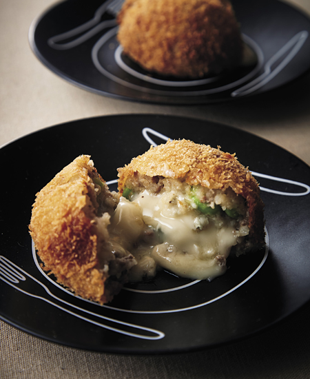 ゴルゴンゾーラがとろ~り。ワインにもぴったりの大人味コロッケ|食|雑誌『家庭画報』公式サイト