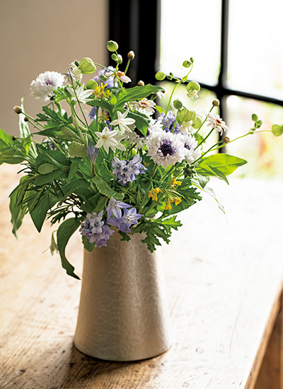 暮らしに錫（すず）を。モダンなピッチャー花器なら誰でも美しく生けられる