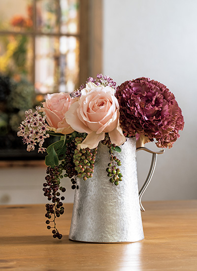 暮らしに錫（すず）を。モダンなピッチャー花器なら誰でも美しく生けられる