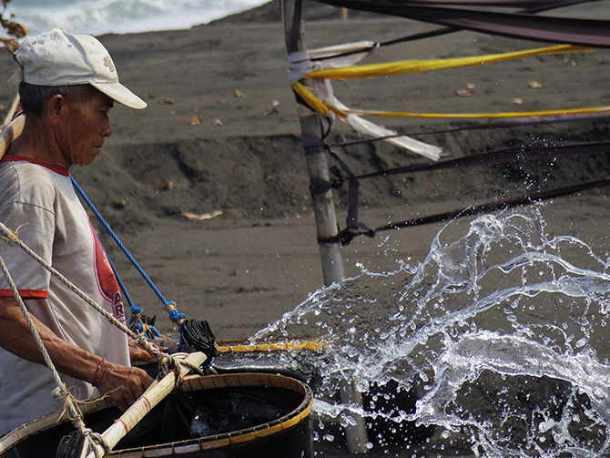 バリ　クサンバの塩　塩田 バリ島農園だより No.25 ～クサンバの塩田～ – THE coffee time