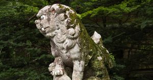 大人検定365　神社の入り口を守っているとされる獣の像はなんでしょうか？