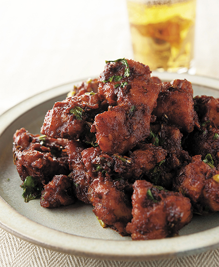 ジャンクな味にビールがすすむ、インドの人気おつまみ「チキン65」