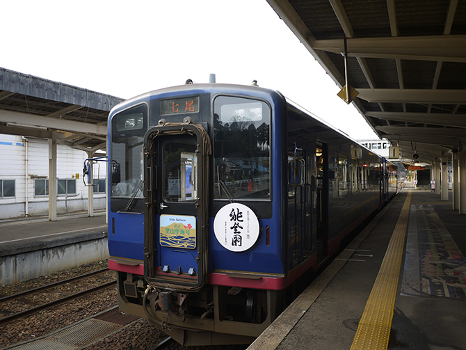 駅のホームで牡蠣の炭火焼き!? 観光列車に揺られて行く能登旅をリポート！