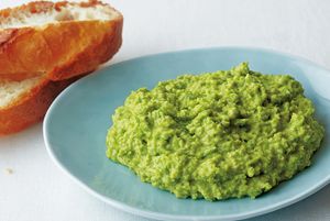 パンがすすんで困ります。後ひくおいしさ「グリーンピースのフムス」