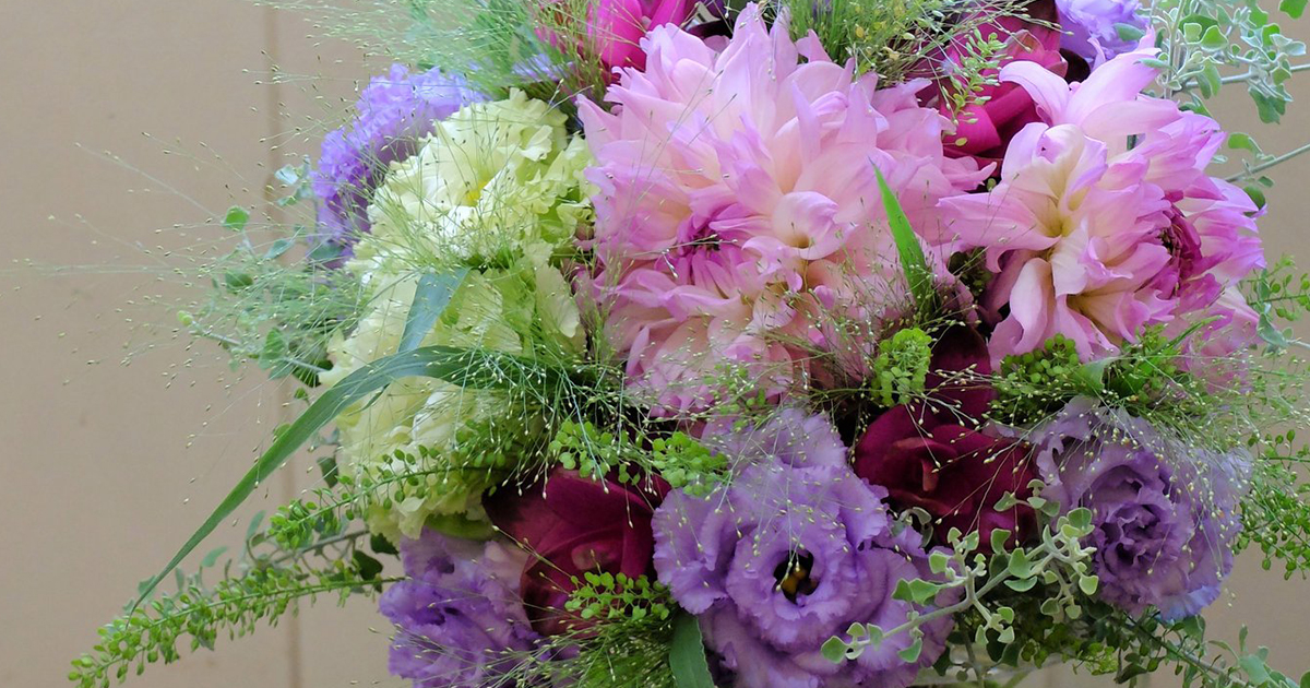 仏花、御供え花、造花百合、ダリアアレンジ お供えの花の依頼に、ご仏前を優しく彩るパステルカラーのダリアを