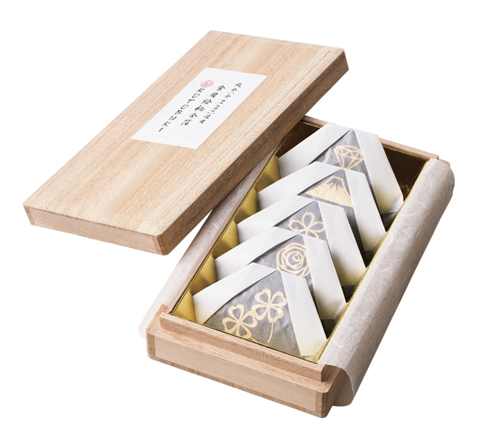 金魚、薔薇、桜を浮かべて季節のおもてなしにオリジナルの金箔を！