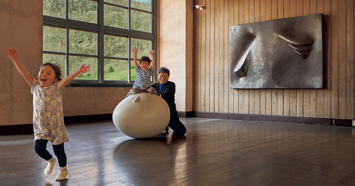 美しい緑と調和した“触れる”“座れる”彫刻！安田侃彫刻美術館 アルテ