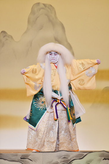 フレッシュな配色のきもので、若手が大活躍の明治座「五月花形歌舞伎」へ