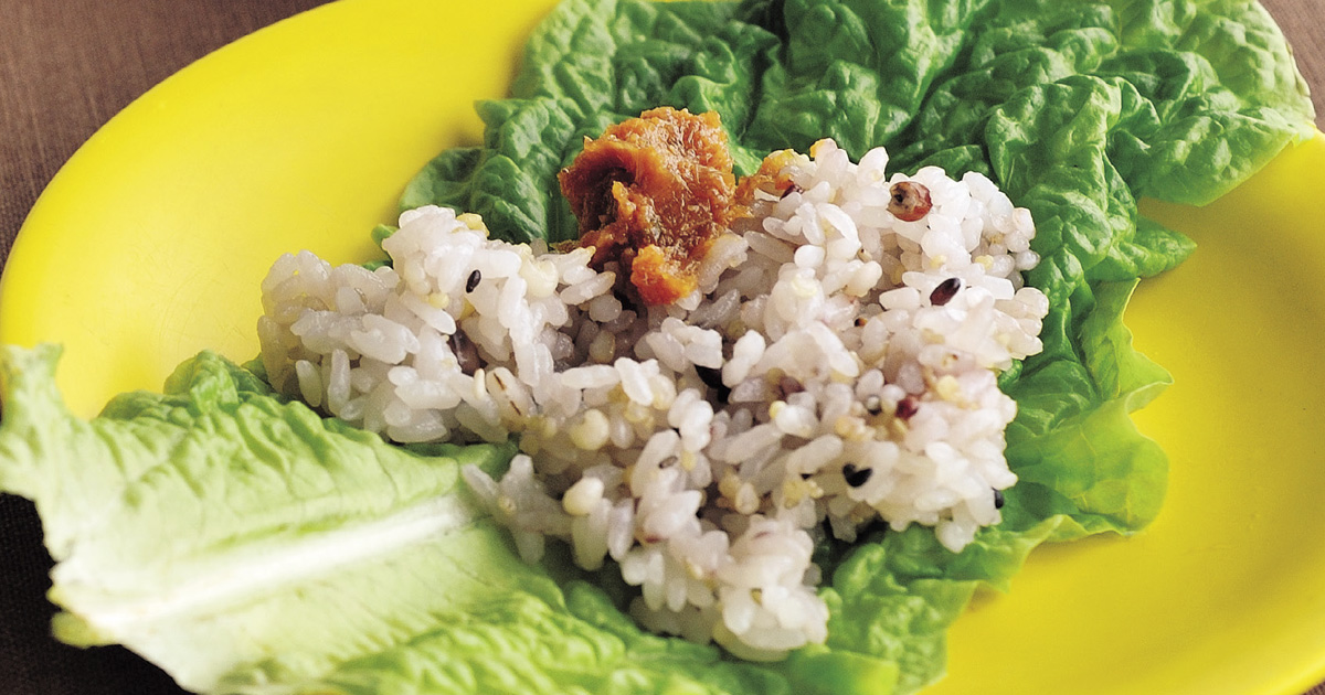雑穀ご飯を葉野菜で包んで。コリアンスタイルは美肌効果も 雑穀ご飯を葉野菜で包んで。コリアンスタイルは美肌効果も