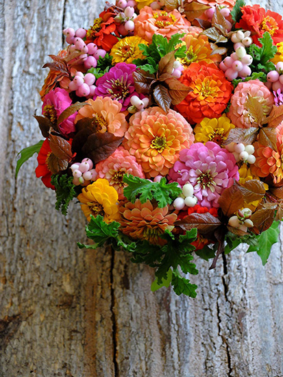 キャンディカラーのポップなブーケ！ジニアは秋におすすめの花材です