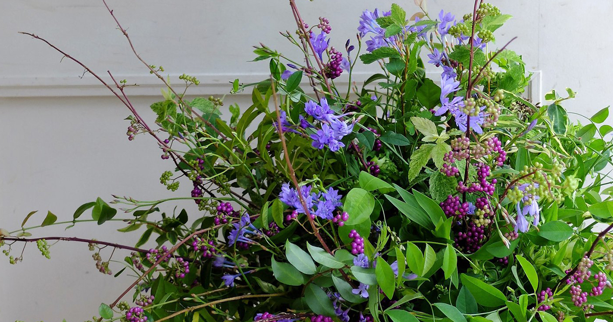 ハイセンス！ 楚々とした脇役の草花のみで作る、野趣あふれるアレンジ
