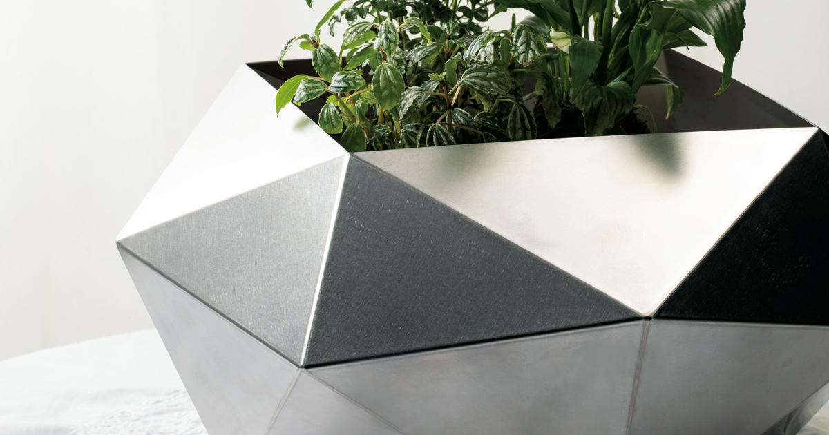 緻密な溶接技術が見事！ スタイリッシュな鉢カバー