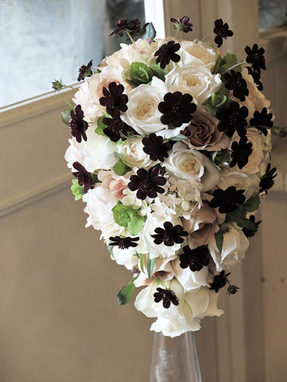 誰も見たことのないウエディングブーケ。黒い花の正体は？