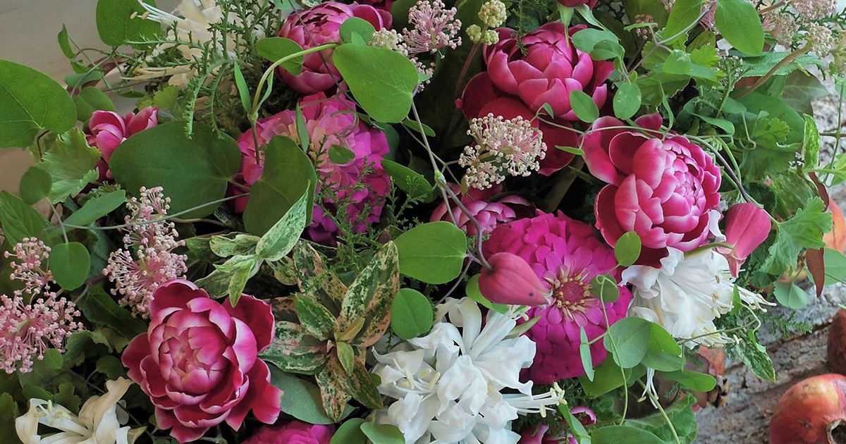 卓上の花 会場のレストラン、そして自宅でも楽しめる！ 誕生祝いのお花を卓上花で