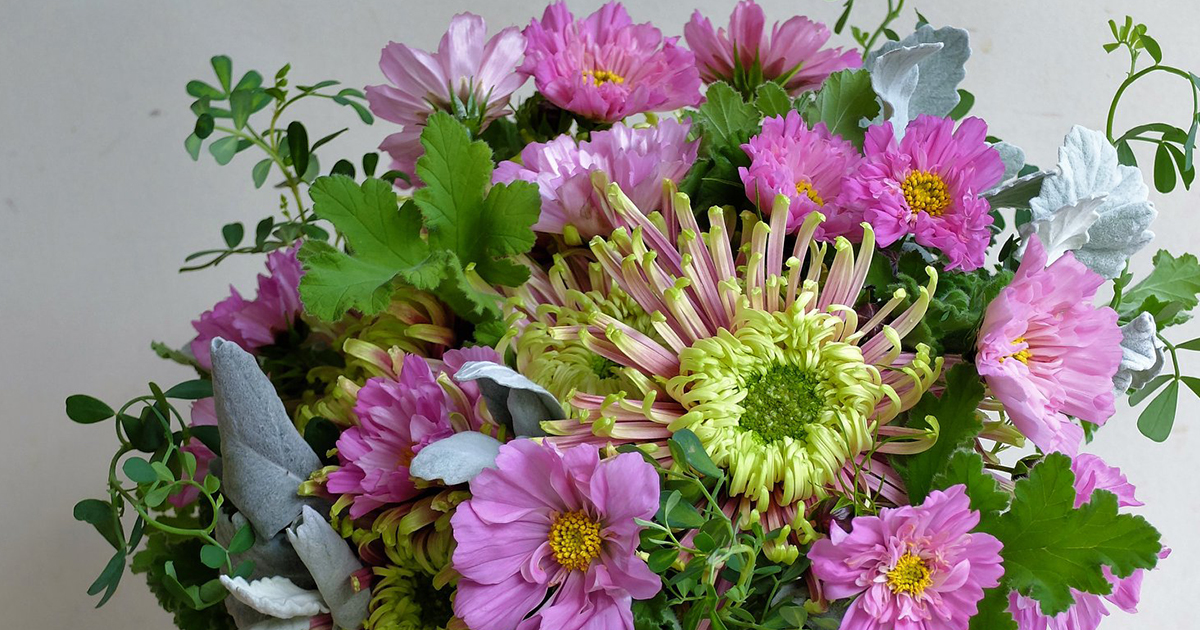 品種も豊富なマム（菊）で、個性的なブーケを