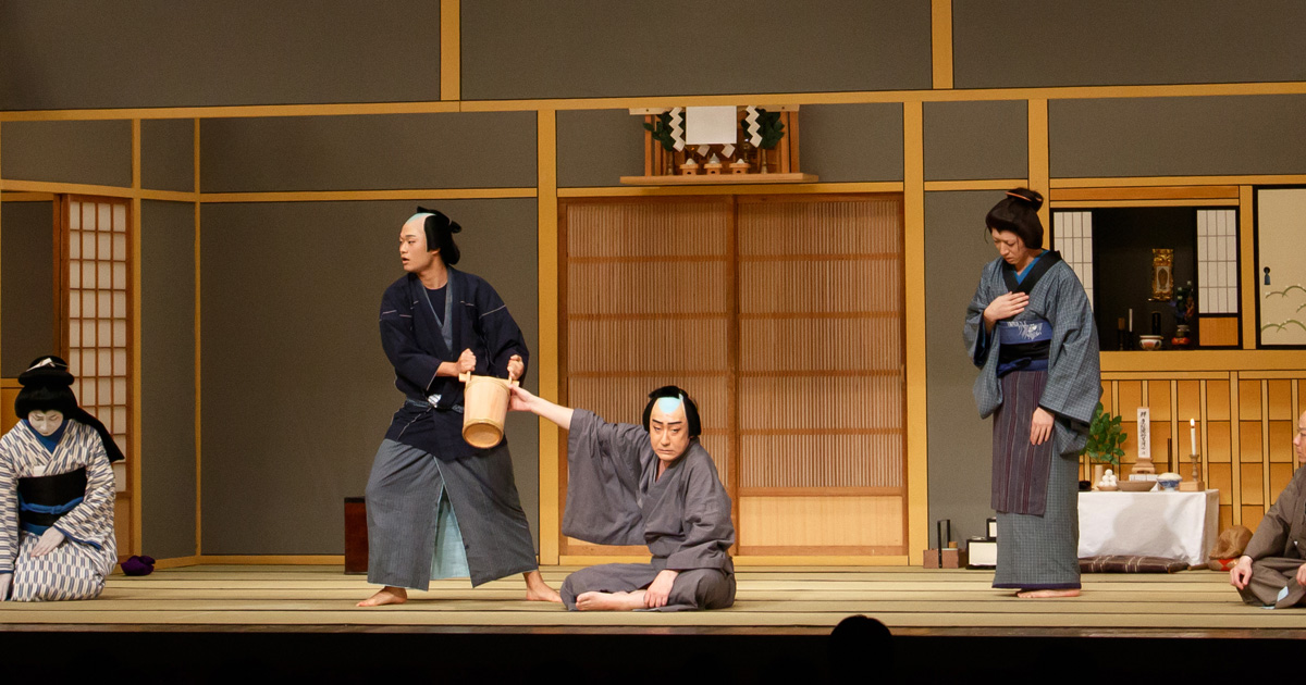 歌舞伎の衣裳 監修:国立劇場 編集:婦人画報社 大判 歌舞伎衣裳図録 | 松竹株式会社事業部 |本 | 通販 | Amazon