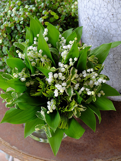 シンプルだからこそセンスが際立つ、清楚なスズランのブーケ