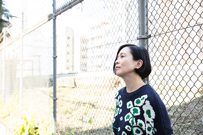 主人公の母役で坂井真紀さんが出演する映画『駅までの道をおしえて』