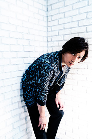 【送料無料】加藤和樹さん掲載ページ（約A3サイズ）#6004 加藤和樹 ARTIST BOOK SINGER - メルカリ