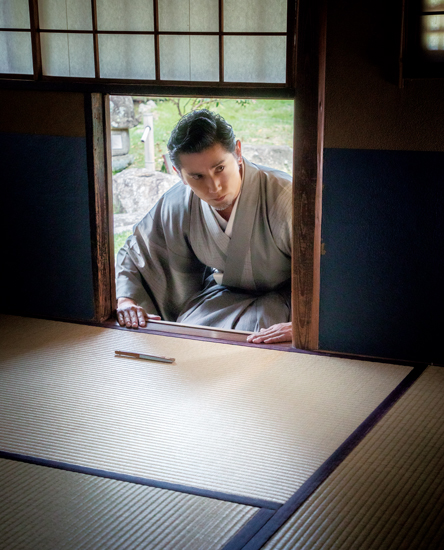 足付き四方皿（細川護光）　茶の湯の席 本木雅弘さん、細川護光さんをお迎えした新年の茶事。奈良国立博物館