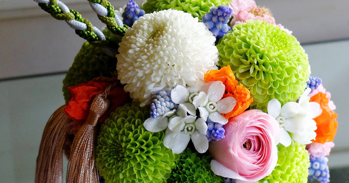 和装によく似合います。結婚式の披露宴、色打掛に合わせた手まりブーケ
