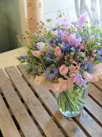 贈り花に感謝の気持ちを託して。小花がかわいい「ラッキーレディ」入り