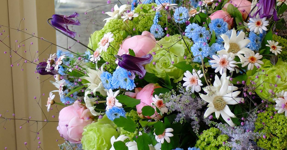 初夏の始まりを感じさせるさわやかな花束を、大切な方へ贈る