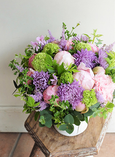 ふんわりと大きく、華やか。淡いピンクのシャクヤクが主役の誕生日の