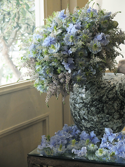 青い花が大好きな女性へ贈る、ナチュラルで優しい雰囲気の