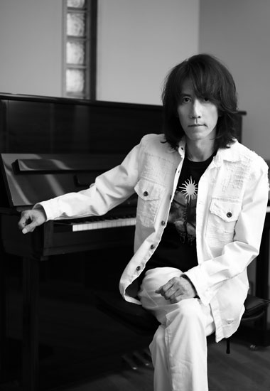 80年代と遊び心満載のセルフカバーをリリース。角松敏生さんへインタビュー