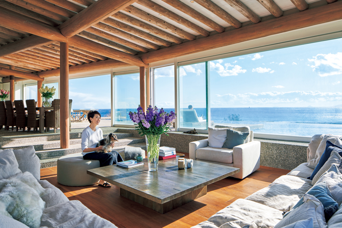 海と山の絶景に囲まれて。五感のすべてを満足させる別荘ライフを拝見