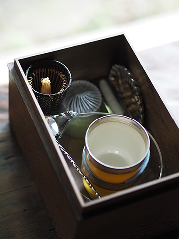 涼やかなガラスの片口を使って冷水点を ふくいひろこ「京都発 茶箱