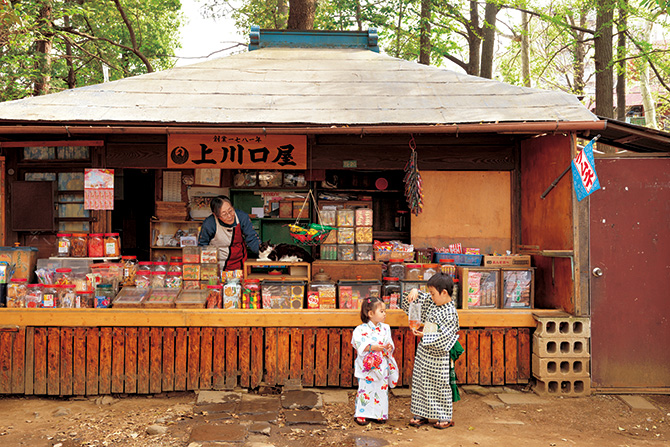 昭和レトロ　駄菓子屋さん 懐かしいあの頃に戻って！ 東京・雑司が谷に現存する昭和レトロ